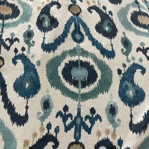 Beautiful duvet cover & pillow shams.